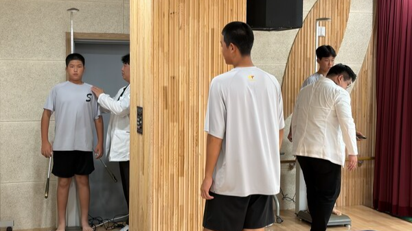 세종공공스포츠클럽이 지역 유소년 전문선수들의 체계적인 신체 관리와 경기력 향상을 위해 첨단 기술을 현장에 전격 도입했다. 지난 19일 AI·빅데이터 기반 성장 예측 프로그램을 활용한 선수들의 신체적 특성을 측정하는 모습.[사진=세종공공스포츠클럽]