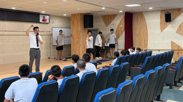 기술 지원에 나선 ㈜지피의 이상범 본부장이 선수들에게 AI·빅데이터 기반 성장 예측 프로그램에 대해 설명하는 모습.[사진=세종공공스포츠클럽]