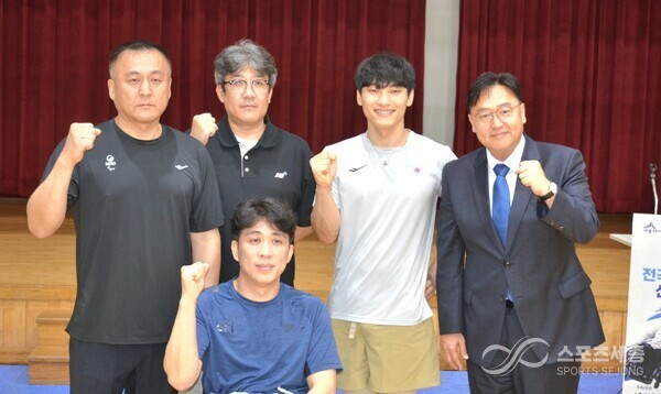 조상호 시장(사진 우측)과 세종시 장애인 펜싱 연고팀(GKL팀).[사진=이주호 기자]